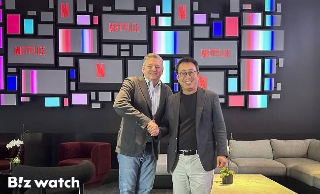 지난 5월17일 미국 로스앤젤레스에 위치한 넷플릭스 본사에서 유영상 SKT CEO(오른쪽)과 테드 서랜도스 넷플릭스 공동 CEO가 사업 협력을 위한 미팅을 마치고 기념사진을 촬영하고 있다./사진=SK텔레콤 제공