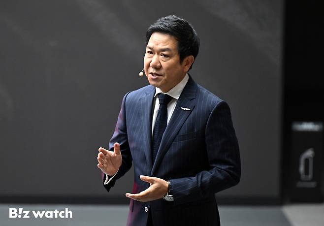 이상엽 현대제네시스글로벌디자인담당이 27일 부산 벡스코에서 열린&nbsp;'2024 부산모빌리티쇼' 미디어 프리뷰에 참가해 콘셉트 모델 2종을 선보이고 있다./사진=이명근 기자 qwe123@