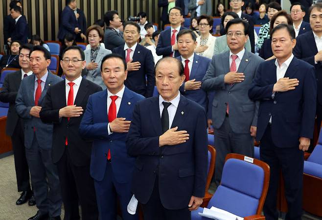 황우여 국민의힘 비상대책위원장(앞줄 오른쪽 첫번째)이 27일 오전 국회에서 열린 제22대 국회 전반기 당 국회부의장·상임위원장 후보자 선출 의원총회에서 국민의례를 하고 있다.(사진=연합뉴스 제공)