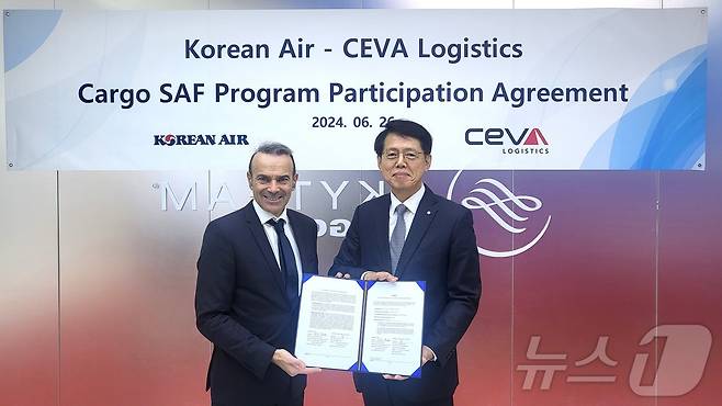 중국 상해에서 열린 중국 항공 화물 박람회(Air Cargo China 2024) 행사장에서 엄재동 대한항공 화물사업본부장(오른쪽)과 올리비에 보카라 세바 로지스틱스 APAC 지역 항공해운 부문 리더가 SAF 사용을 위한 파트너십을 체결하고 있다. (대한항공 제공)