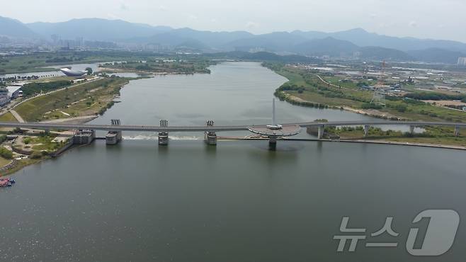 올들어 첫 조류경보 '관심' 단계가 발령된 낙동강 강정고령보 일대 전경(대구환경청 제공)