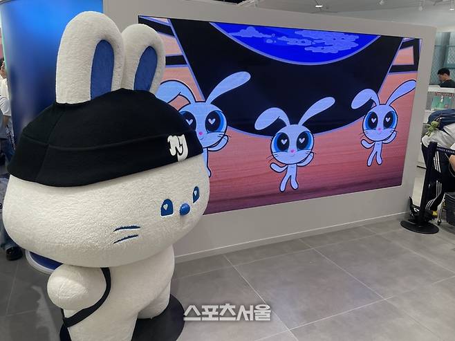 일본 도쿄 라인프렌즈 스퀘어 시부야에서 열린 뉴진스 ‘슈퍼내추럴’ 팝업스토어. 사진 | 정하은 기자