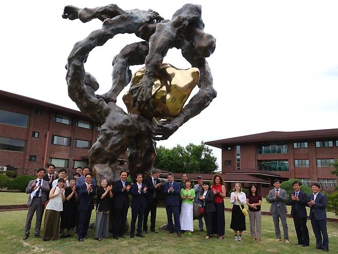 골프존뉴딘그룹 김영찬 회장이 카이스트(KAIST)에 폴란드 작가 토마스 코슐레가의 작품 ‘HOPE’를 기증했다./골프존뉴딘그룹