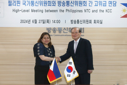 이상인(오른쪽) 방송통신위원회 부위원장과 엘라 블랑카 바실란 로페즈 필리핀 국가통신위원회 위원이 27일 방통위 회의실에서 만나 기념사진을 촬영하고 있다. 방송통신위원회 제공