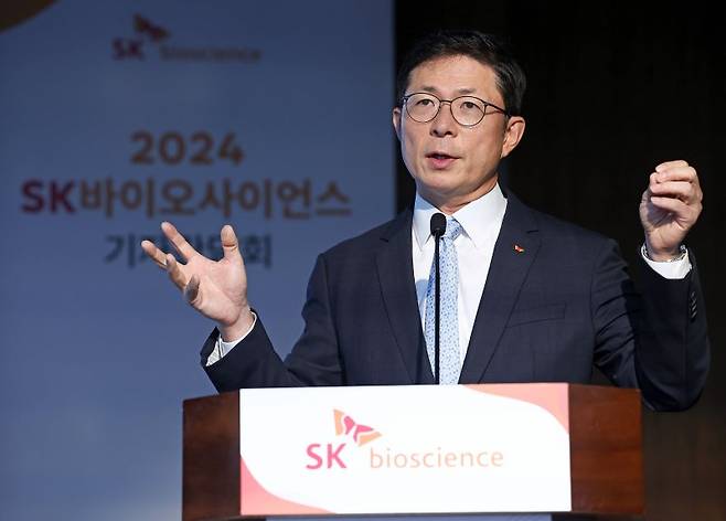 안재용 SK바이오사이언스 사장이 27일 오전 서울 중구 은행회관에서 열린 기자간담회에서 독일의 바이오의약품 위탁생산(CMO) 및 위탁개발생산(CDMO) 전문 회사 IDT바이오로지카 경영권 지분 인수 계약 체결과 관련한 설명을 하고 있다. 연합뉴스