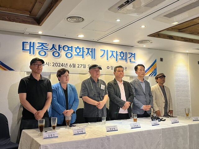 27일 서울 광화문 한 식당에서 열린 ‘대종상영화제 기자회견’에 참여한 한국영화인총연합회 회원사 대표들. 왼쪽부터 김기태 한국영화촬영감독협회 이사장, 방순정 시나리오작가협회 이사장, 이장호 대종상영화제 위원장, 양윤호 한국영화인총연합회 이사장, 이갑성 한국영화배우협회 이사장, 강대영 한국영화기술단체협의회 회장. 김은형 기자