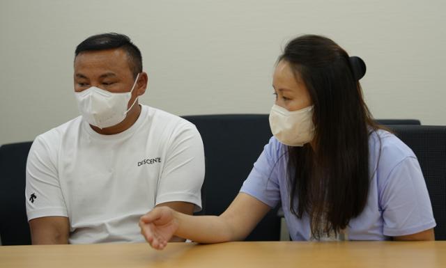 몽골인 부부 소놈체베인 다쉬제베그(왼쪽)와 시일레그마 오트공게렐(오른쪽)이 24일 분당서울대병원에서 한국일보와 인터뷰하고 있다. 분당서울대병원 제공