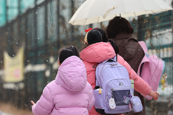 서울 시내 한 초등학교에서 어린이들이 하교하고 있다. [사진=뉴시스]