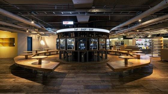 탭샵바 청계천점의 셀프 와인 디스펜서 공간에서 80여 종의 와인과 위스키를 맛 볼 수 있다. 사진 탭샵바