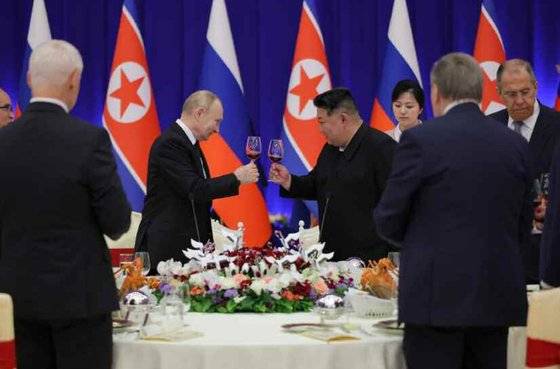 지난 19일 김정은 북한 국무위원장이 블라디미르 푸틴 러시아 대통령의 방북을 환영하며 개최한 연회. 김정은과 푸틴이 레드와인을 와인잔에 따라 건배하는 모습. 노동신문. 뉴스1.