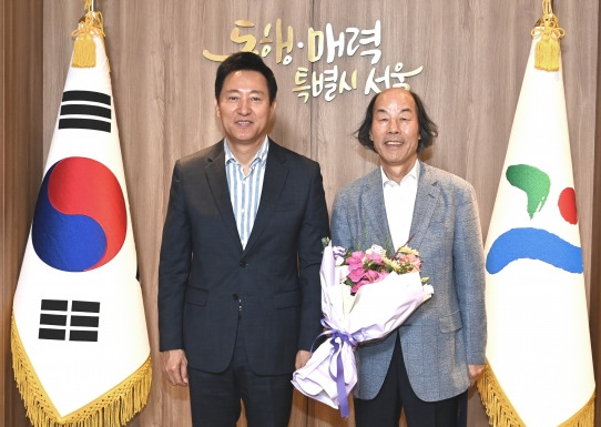 오세훈 서울시장과 강병근 서울총괄건축가가 27일 서울시청에서 열린 연임 위촉식에서 기념사진을 촬영하고 있다. / 서울시 제공