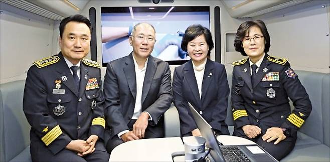 현대자동차그룹이 제주 소방안전본부에 소방관 회복지원을 위한 수소전기버스를 27일 기증했다. 남화영 소방청장(왼쪽부터), 정의선 현대차그룹 회장, 김애숙 제주도 정무부지사, 고민자 제주소방안전본부장이 수소전기버스 내부를 체험하고 있다. /현대차그룹 제공