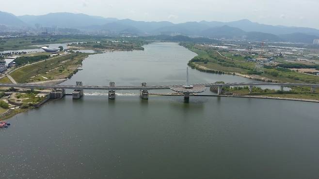 27일 조류경보 ‘관심’ 단계가 발령된 낙동강 강정고령보 전경. 대구환경청 제공