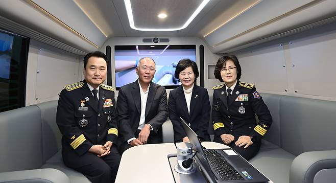 (From left) Nam Hwa-yeong, head of the National Fire Agency, Hyundai Motor Group Executive Chair Chung Euisun, Deputy Governor of Jeju Special Self-Governing Province Kim Ae-sook and director of fire safety headquarters of Jeju Province Ko Min-ja, pose for a photo at a hydrogen-powered electric bus for firefighters. (Hyundai Motor Group)