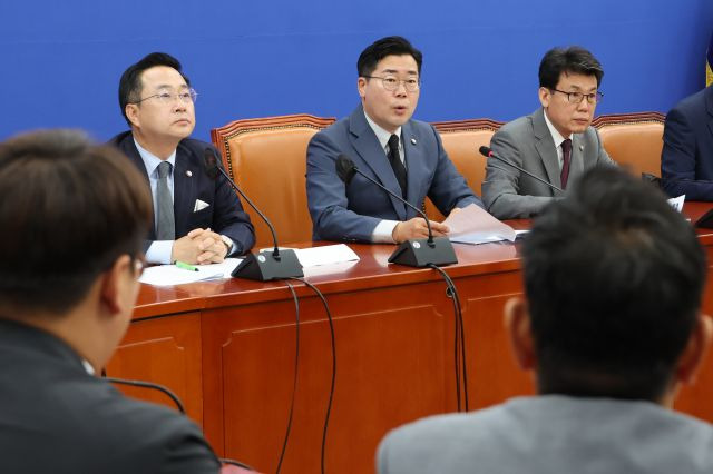 박찬대 더불어민주당 당대표 직무대행 겸 원내대표가 27일 오전 서울 여의도 국회에서 열린 정책조정회의에서 발언하고 있다. 연합뉴스