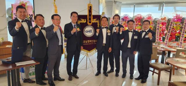 26일 마리나베이호텔 서울아라에서 김주영 국회의원 등 내빈과 김포호남경제인협의회 임원들이 기념촬영을 하고 있다. 양형찬기자