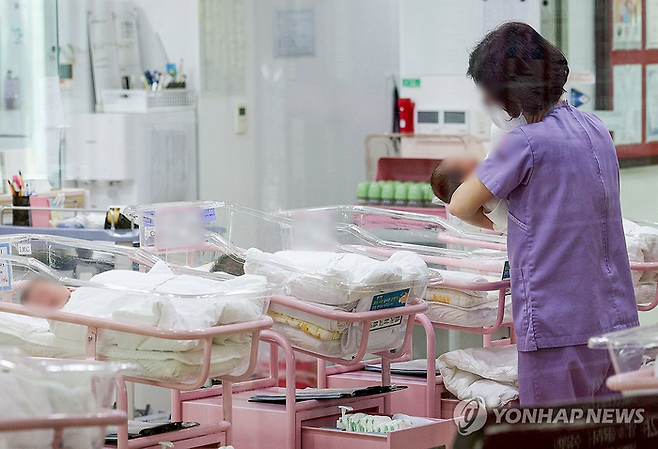 서울 시내 한 산후조리원 신생아실에서 간호사 등 관계자가 신생아들을 돌보고 있다. [사진 = 연합뉴스]