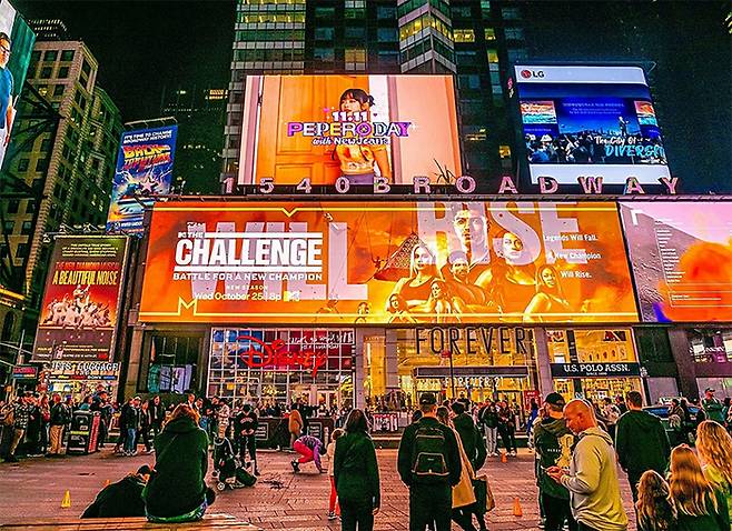 뉴욕 타임스퀘어에 뉴진스 롯데빼빼로 글로벌 캠페인 옥외광고가 노출 되고 있다.