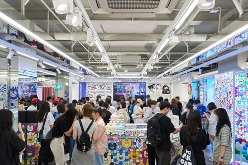 뉴진스(민지, 하니, 다니엘, 해린, 혜인)의 ‘Supernatural POP-UP’가 라인프렌즈 스퀘어 시부야에서 진행되고 있다.