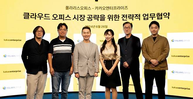 (왼쪽부터) 폴라리스오피스의 차준원 이사, 이해석 CAIO, 지준경 대표 / 카카오엔터프라이즈의 이지혜 CGO, 정용민 팀장, 이주명 팀장 /사진제공=폴라리스오피스