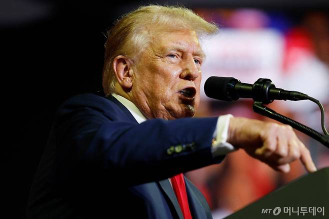 도널드 트럼프 전 미국 대통령이 22일 (현지시간) 펜실베이니아주 필라델피아에서 열린 선거 행사서 연설을 하고 있다./AFPBBNews=뉴스1