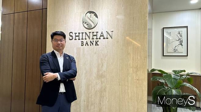 정형동 신한은행 싱가포르지점장이 머니S와 인터뷰를 하고 있다./사진=이지운 기자