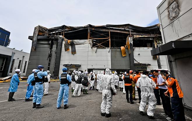 25일 경기도 화성시 서신면 리튬전지 공장 화재 현장에서 경찰과 소방, 국립과학수사연구원, 국토안전연구원, 고용노동부, 산업안전관리공단 등 관계자들이 화재 원인을 찾기 위한 합동 감식을 위해 이동하고 있다. 지난 24일 오전 10시 31분 화성시 서신면 전곡리 소재 일차전지 업체인 아리셀 공장에서 화재가 발생해 다수의 사상자가 발생했다. [연합]