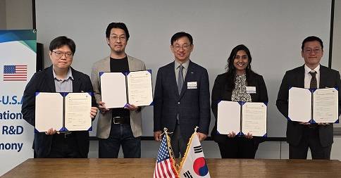 한국산업기술기획평가원이 26일(현지시간) 미국 보스턴에서 ‘한-미 첨단산업 국제공동 R&D과제 협약’을 했다. 박해원 KAIST 교수(왼쪽부터), 김상배 미국 MIT 교수, 전윤종 KEIT 원장, 벌사라(Bulsara) 싸이티바 팀장, 이범수 엑셀세라퓨틱스 전무가 협약식에 참석했다. [KEIT 제공]
