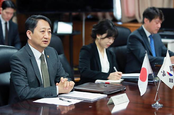 [서울=뉴시스] 정병혁 기자 = 안덕근 산업통상자원부 장관이 일본 경제산업성 접견실에서 사이토 겐 일본 경제산업성 대신과 면담을 하고 있다. (사진=산업통상자원부 제공) 2024.04.22. photo@newsis.com *재판매 및 DB 금지