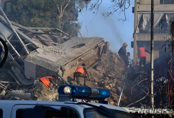 [다마스쿠스( 시리아)=AP/뉴시스] 4월 1일 이스라엘군이 시리아 수도 다마스쿠스의 이란대사관내 영사관 건물을 미사일로 공격, 구조대가 잔해 속에서 생존자들을 찾고 있다. 이란군 지휘관을 포함해 7명이 숨진 이 공격은 이스라엘군이 골란고원에서 미사일을 발사하면서 시작되었다. 2024. 06.27.
