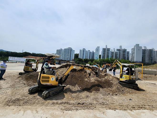 [밀양=뉴시스] 계룡시 서부 직업학교에서 밀양 청년 농업인과 품목별 농업인연구회원들이 소형 굴삭기 실습을 하고 있다. (사진=밀양시 제공) 2024.06.27. photo@newsis.com  *재판매 및 DB 금지