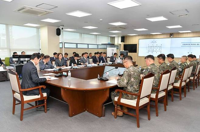 [서울=뉴시스] 국방부는 27일 최근 발생한 군내 사망사고 관련 재발방지대책을 논의하고 현재 시행 중인 온열손상 예방대책의 충분성을 점검하기 위해 김선호 국방부 차관 주관의 신병교육대 사고 관련 재발방지 대책회의를 열었다고 밝혔다. (사진=국방부 제공) 2024.06.27. photo@newsis.com *재판매 및 DB 금지