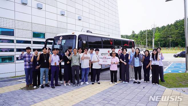 [서울=뉴시스] 해양과학관 직원들이 단체 헌혈을 하고 기념사진을 찍는 모습.