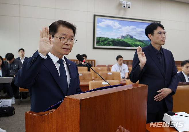 [서울=뉴시스] 고승민 기자 = 이정식(왼쪽) 고용노동부 장관이 27일 서울 여의도 국회에서 열린 제4차 환경노동위원회 노동조합 및 노동관계조정법 일부개정법률안에 대한 입법청문회에서 증인 선서를 하고 있다. 2024.06.27. kkssmm99@newsis.com