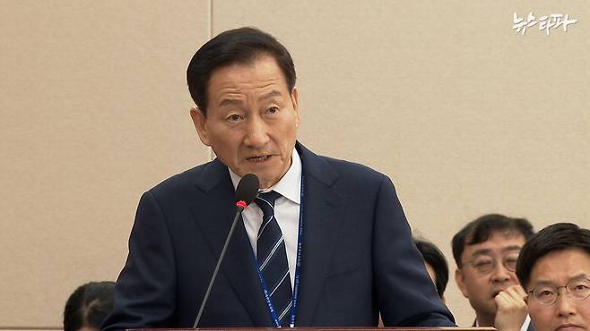 25일 국회 과방위 전체회의장 증인석에 선 류희림 방심위원장의 모습