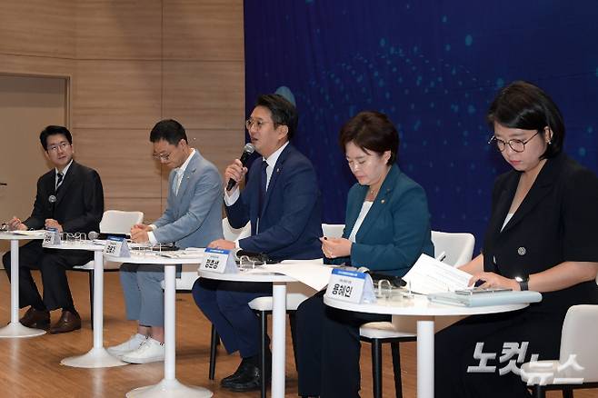 지난 26일 서울 여의도 국회 의원회관에서 열린 CBS주최 2024 대한민국 인구포럼에서 '새로운 미래를 위한 입법부의 책임'이란 주제로 토론이 진행되는 모습.(오른쪽부터 기본소득당 용혜인 의원, 조국혁신당 정춘생 의원, 더불어민주당 전용기 의원, 국민의힘 김상욱 의원) 윤창원 기자