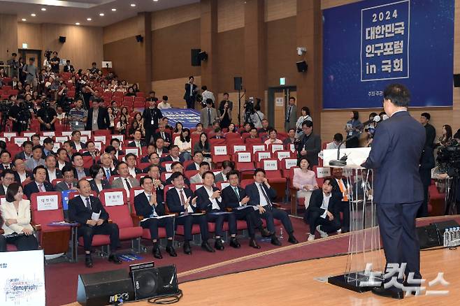 지난 26일 서울 여의도 국회 의원회관에서 열린 CBS주최 2024 대한민국 인구포럼에 우원식 국회의장의 축사에 정당 대표 등 참석자들이 박수를 치는 모습. (왼쪽부터 국민의힘 황우여 비상대책위원장, CBS김진오 사장, 성태윤 정책실장, 국민의힘 성일종 사무총장, 더불어민주당 진성준 정책위의장, 이철우 경북지사) 윤창원 기자