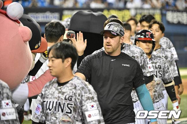 [OSEN=잠실, 조은정 기자]프로야구 LG 트윈스가 삼성 라이온즈 상대로 이틀 연속 승리하며 2위로 올라섰다.&nbsp;LG는&nbsp;26일 서울 잠실구장에서 열린 2024 KBO리그 삼성과의 경기에서 9회말 2-1 끝내기 승리를 거뒀다. 9회말 1사 만루에서 끝내기 실책으로 승리했다. LG는 삼성을 0.5경기 차이로 제치고 2위 자리를 뺏어냈다.&nbsp;경기 종료 후 LG 엔스가 하이파이브를 하고 있다. 2024.06.26 /cej@osen.co.kr