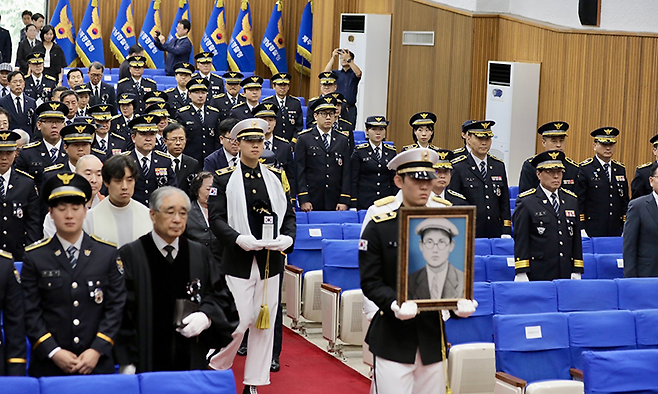 27일 국립대전현충원에서 6·25전쟁 당시 전사한 고(故) 김명손 경사의 영현이 봉송되고 있다. 경찰청 제공