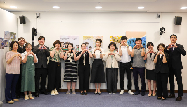 김건희 여사가 26일 서울 광진구 국립정신건강센터에서 '회복과 위로를 위한 대화' 참석자들과 간담회를 마친 뒤 기념촬영을 하고 있다. 연합뉴스