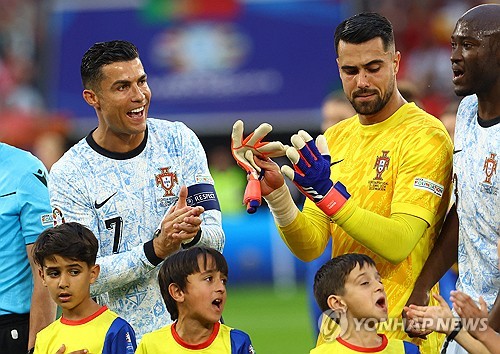 국제축구연맹(FIFA) 랭킹 74위이자 유로 본선에 처음으로 올라온 조지아가 FIFA 랭킹 6위, 그리고 유로 2016 챔피언인 포르투갈을 2-0으로 꺾고 16강에 진출했다. 가히 이번 유럽축구연맹(UEFA) 2024 유럽축구선수권대회(유로 2024) 최대 이변이라고 할 수 있다. F조 3위로 16강에 오른 조지아는 무적함대 스페인을 상대한다. 사진 연합뉴스