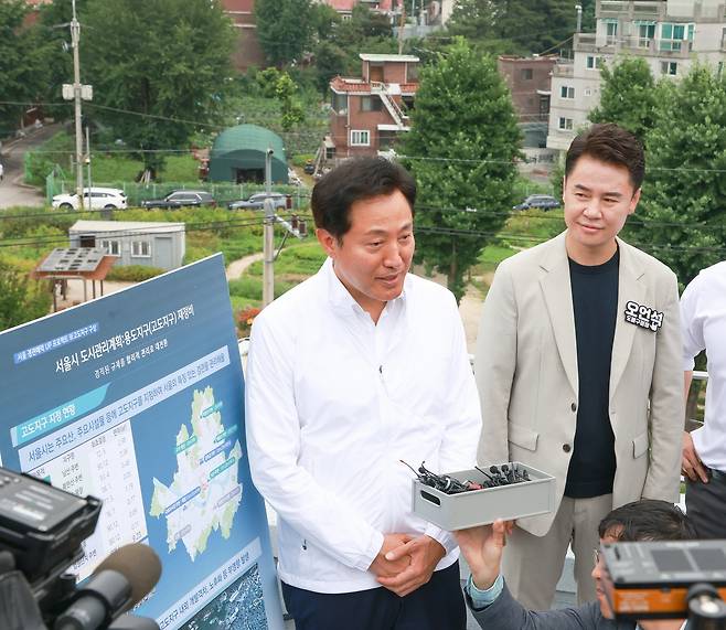 오세훈 서울시장과 오언석 도봉구청장 오언석 도봉구청장(오른쪽)과 오세훈 서울시장(왼쪽)이 북한산 주변 고도지구 현황 및 재정비 확인 현장에서 발언하고 있다(2023. 6. 30)
[도봉구 제공. 재판매 및 DB 금지]