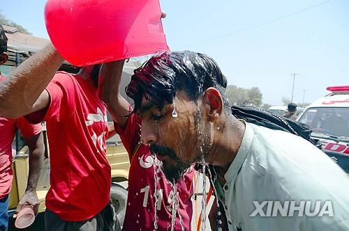 폭염 속 머리에 물 뿌리는 한 파키스탄 남성 [신화=연합뉴스 자료사진. 재판매 및 DB 금지]