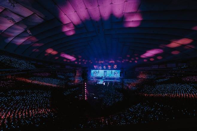 도쿄돔 입성한 뉴진스 (도쿄=연합뉴스) 걸그룹 뉴진스가 26일 일본 도쿄돔에서 개최한 첫 일본 단독 공연이자 팬미팅 '버니즈 캠프 2024 도쿄돔'에서 노래하고 있다. [어도어 제공. 재판매 및 DB 금지]