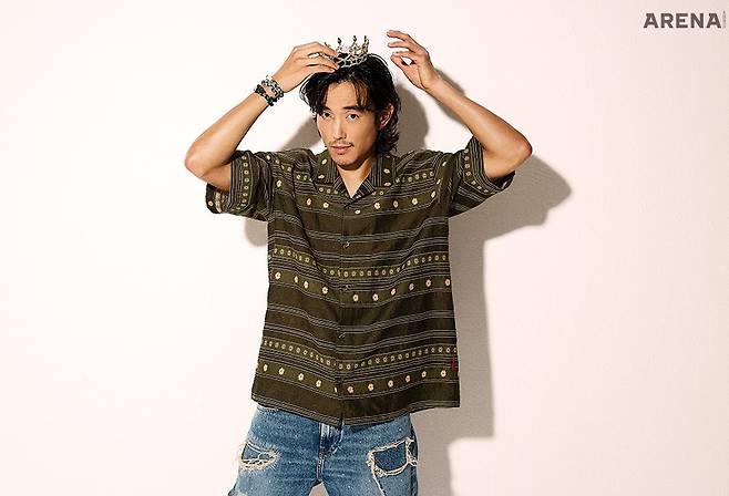 셔츠 엔 아카이브, 팬츠 장 미셸 바스키아 H&M, 브레이슬릿 모두 돌체앤가바나 제품.