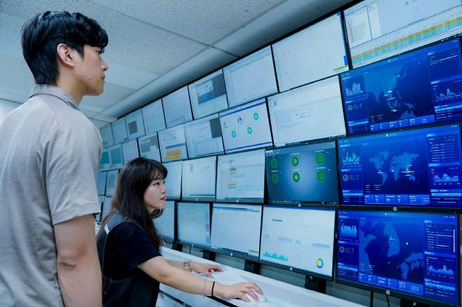 동작종합통신센터에서 직원들이 ‘SmartWAN’ 서비스 화면을 모니터링 중이다. 출처:SK브로드밴드