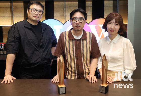 '제60회 백상예술대상'에서 TV 부문 대상을 수상한 강풀 작가, 박인제 감독, 함진 프로듀서가 21일 오후 서울 강남구 논현동 NEW 사옥에서 수상 인터뷰를 갖고 있다. 김현우 엔터뉴스팀 기자 kim.hyunwoo3@jtbc.co.kr (콘텐트비즈니스본부)