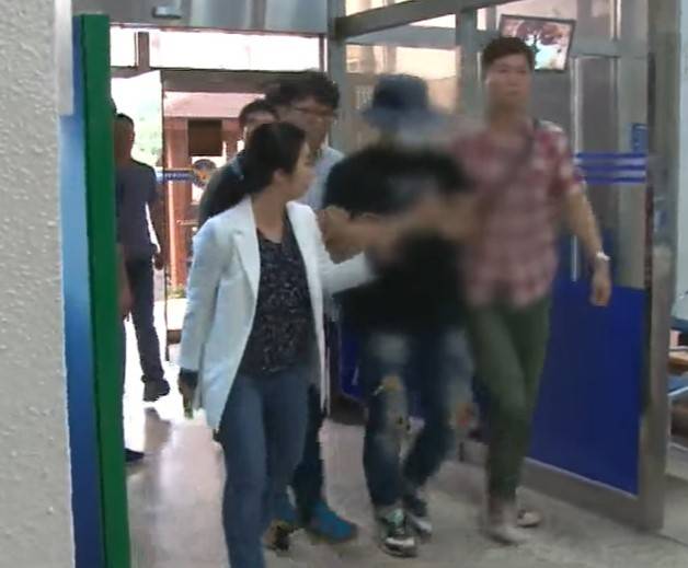 서울 도봉경찰서로 들어서는 '초안산 여중생 집단 성폭행' 가해자 한 모 씨(당시 21세). (KBS 갈무리)