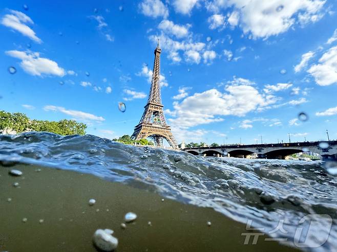 23일(현지시간) 프랑스 파리 센 강의 물결 너머로 에펠탑이 우뚝 서 있다. 2024.06.23/ ⓒ 로이터=뉴스1 ⓒ News1 권진영 기자
