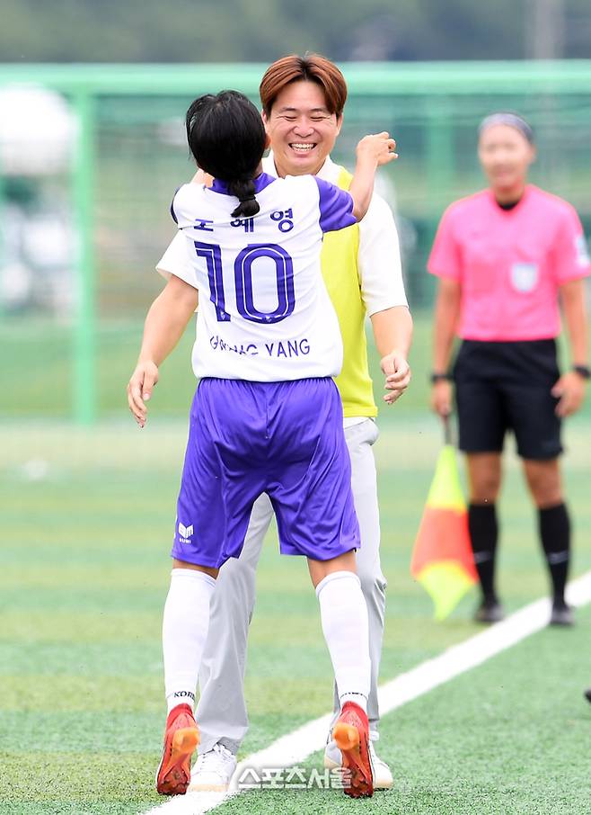 전남 광양여고 조혜영(왼쪽)이 27일 경남 합천군 군민체육공원에서 진행된 ‘2024 스포츠 명품도시 웰니스 합천에서 펼쳐지는 제32회 여왕기 전국여자축구대회’ 고등부 울산 현대고와 결승전에서 선제골을 넣고 권영인 감독에게 달려가 안기고 있다. 2024. 6. 27.  합천 | 박진업 기자 upandup@sportsseoul.com